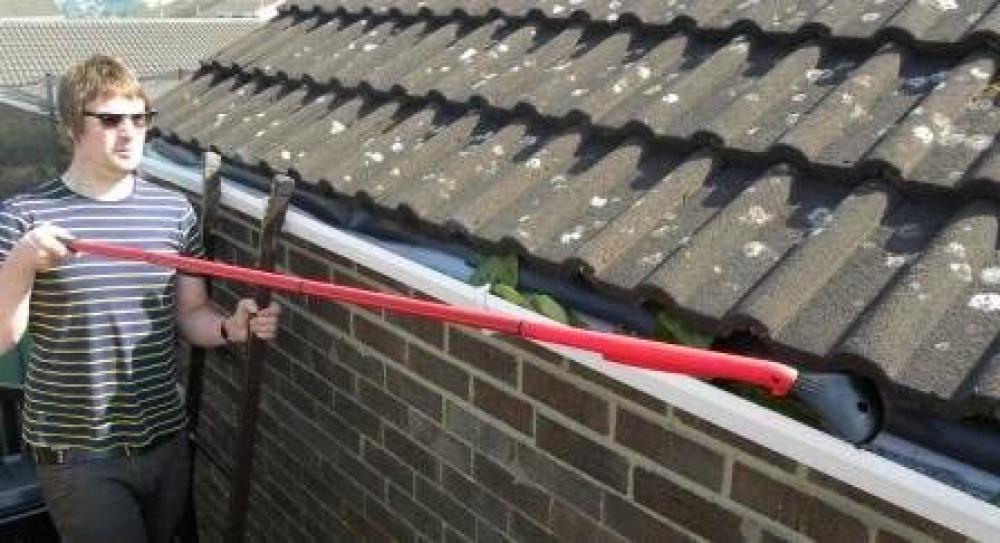un nettoyage et une pose de gouttière